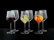 Set aus sechs eleganten Spritz- und Rotweingläsern mit geriffeltem Design, gefüllt mit verschiedenen Getränken, aus frontaler Perspektive fotografiert.