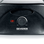 Close-up van het bedieningspaneel van een SEVERIN apparaat met draaiknop (min-max) en rood controlelampje, gefotografeerd van voren op ooghoogte.