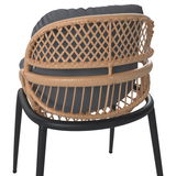 Rückansicht eines Gartensessels mit geflochtenem Rattan-Rücken und schwarzem Gestell.