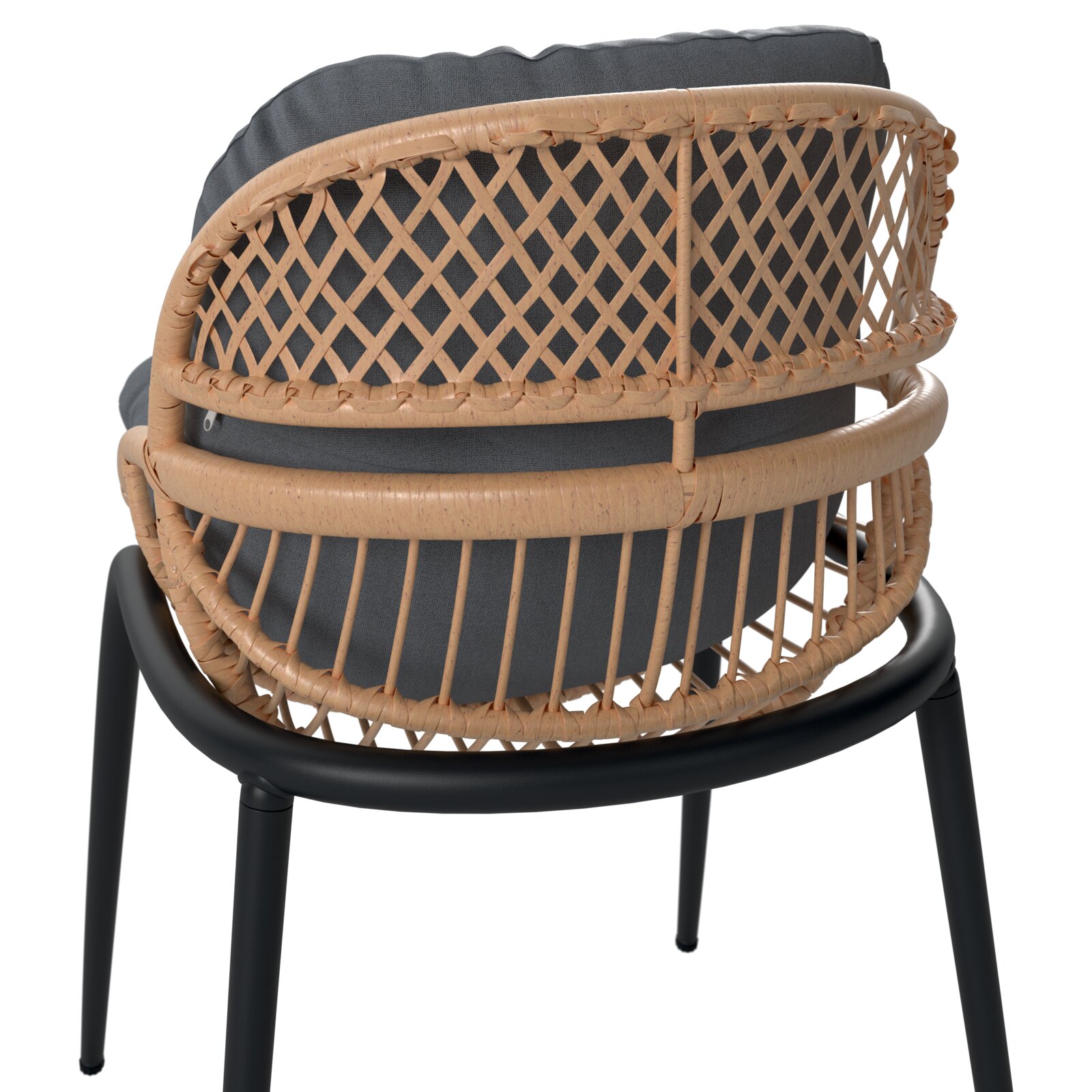 Achterkant van een tuinstoel met een rugleuning van gevlochten rotan en een zwart frame.