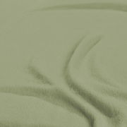 Nahaufnahme eines grünen Spannbetttuchs mit weicher Textur.