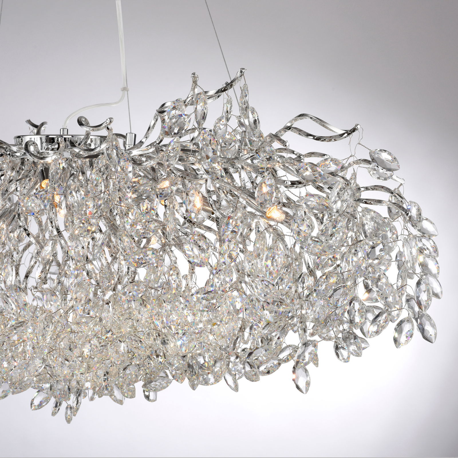 Kronleuchter RICICLE mit funkelnden Kristallen, seitliche Perspektive
