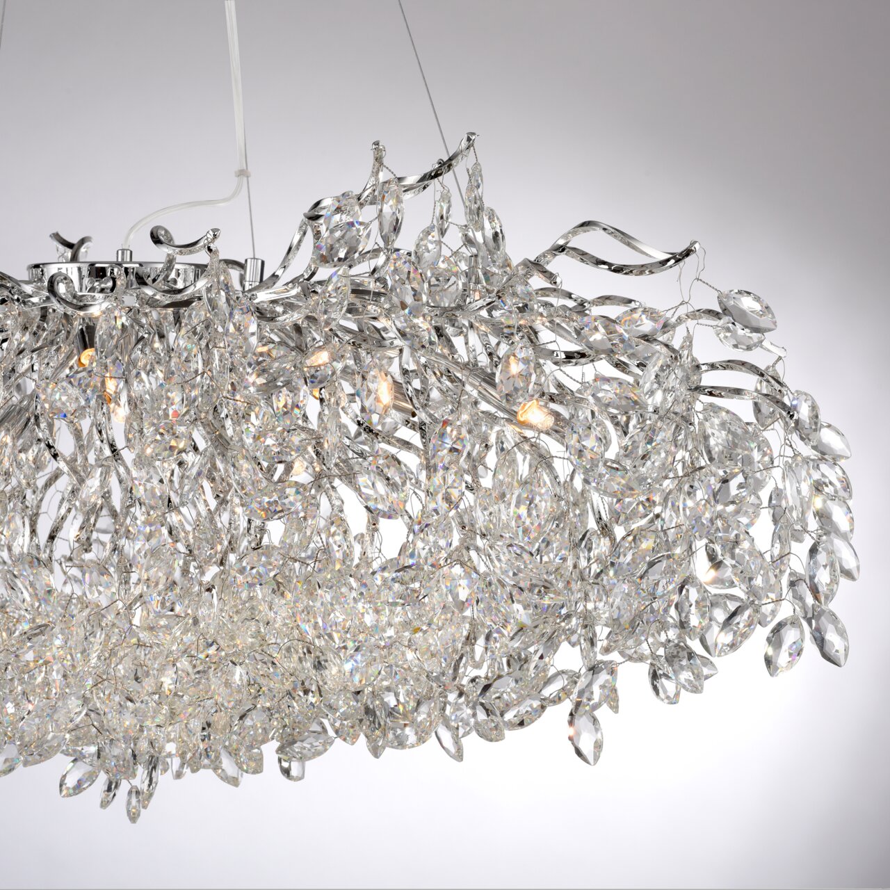 Kronleuchter RICICLE mit funkelnden Kristallen, seitliche Perspektive