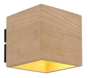 Eckige Wandleuchte aus hellem Holz mit warm leuchtender Unterseite und schwarzer Wandhalterung, schräg von unten in Frontansicht fotografiert