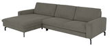 Graues Longchair-Sofa mit linker Armlehne, aus einer schrägen Perspektive fotografiert.