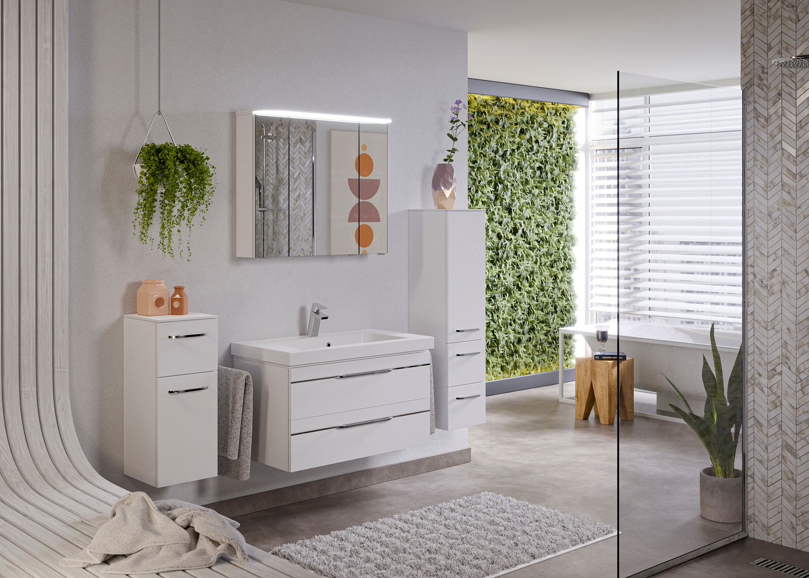 Moderne Badezimmermöbel in einem stilvollen Bad mit hängender Pflanze, beleuchtetem Spiegel und grüner Wand im Hintergrund, aus der Perspektive von links.