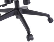 Nahaufnahme der Basis eines schwarzen Homeoffice-Drehstuhls mit Rollen, von unten betrachtet.