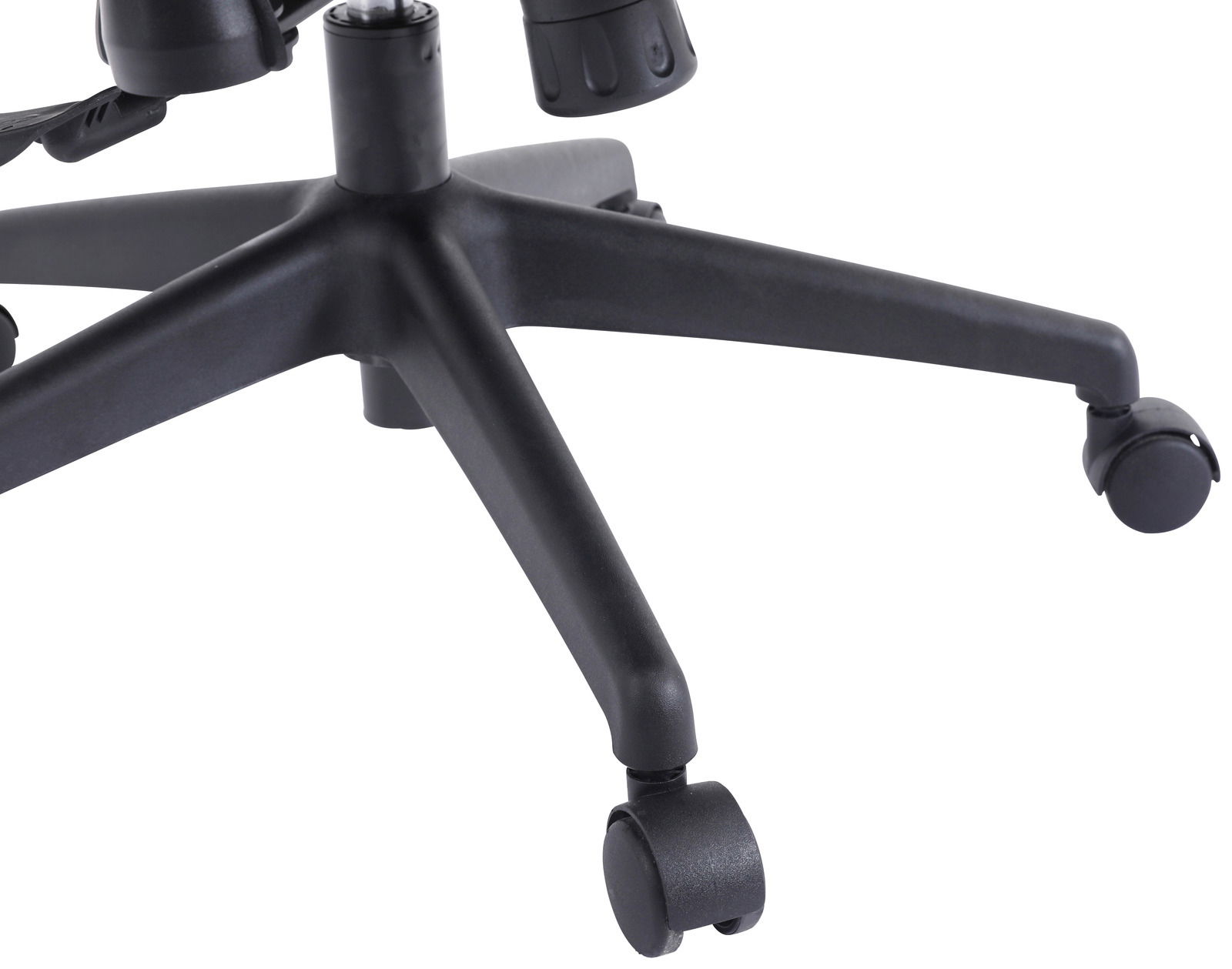 Nahaufnahme der Basis eines schwarzen Homeoffice-Drehstuhls mit Rollen, von unten betrachtet.