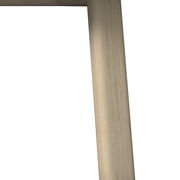 Nahaufnahme eines Tischbeins aus hellem Holz, perspektivisch von der Seite betrachtet.