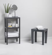 Graues, rechteckiges 3-stufiges Regal mit verschiedenen Badezimmerartikeln, seitliche Perspektive.