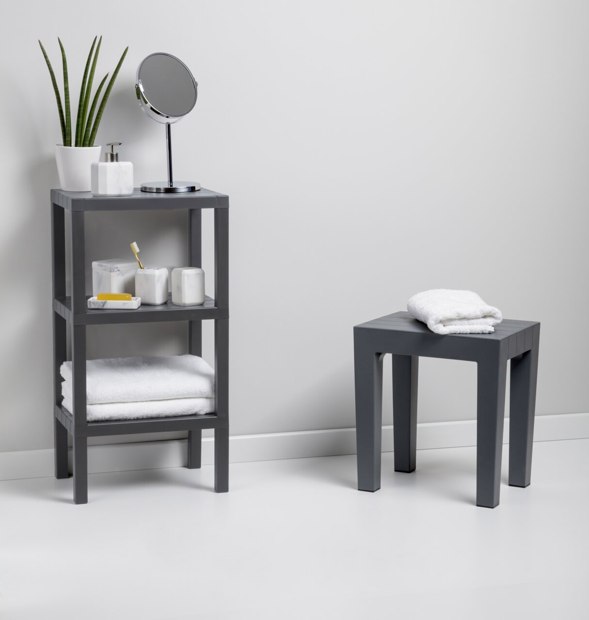 TATAY Regal 3-stufig LOMBOK Graues, rechteckiges 3-stufiges Regal mit verschiedenen Badezimmerartikeln, seitliche Perspektive.