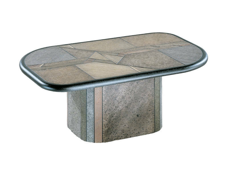 Rechteckiger Couchtisch mit Mosaik-Oberfläche und stabiler Basis, seitliche Perspektive