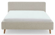 Frontale Ansicht eines Polsterbettgestells mit hellgrauem Stoffbezug und Holzfüßen.