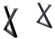 Zwei schwarze, X-förmige Tischbeine aus Metall, perspektivisch von der Seite fotografiert.