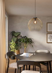 Moderne Pendelleuchte VENEZUELA in einem stilvollen Esszimmer, aus der Perspektive von schräg unten fotografiert.
