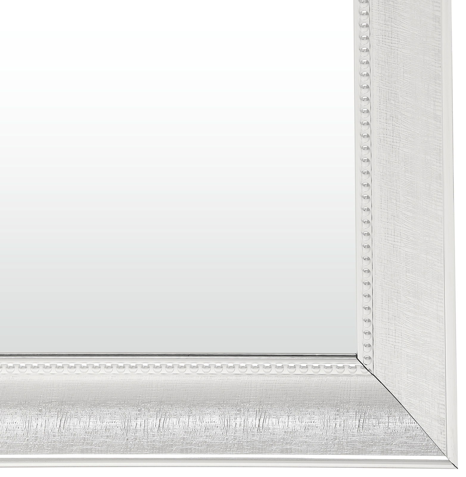 Detailansicht eines rechteckigen Spiegels mit weißem, verziertem Rahmen.