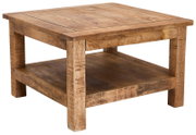 Rustikaler Couchtisch aus Holz mit quadratischer Tischplatte und zusätzlicher Ablagefläche, seitliche Perspektive
