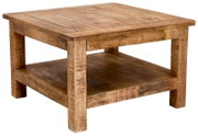 Rustikaler Couchtisch aus Holz mit quadratischer Tischplatte und zusätzlicher Ablagefläche, seitliche Perspektive