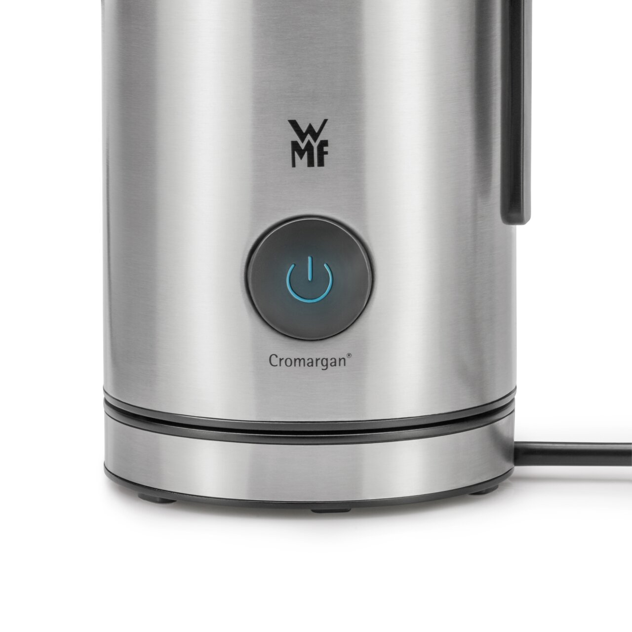 Nahaufnahme eines Edelstahl-Milchaufschäumers mit blau beleuchtetem Ein-/Ausschalter und Cromargan-Logo.