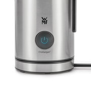 Nahaufnahme eines Edelstahl-Milchaufschäumers mit blau beleuchtetem Ein-/Ausschalter und Cromargan-Logo.