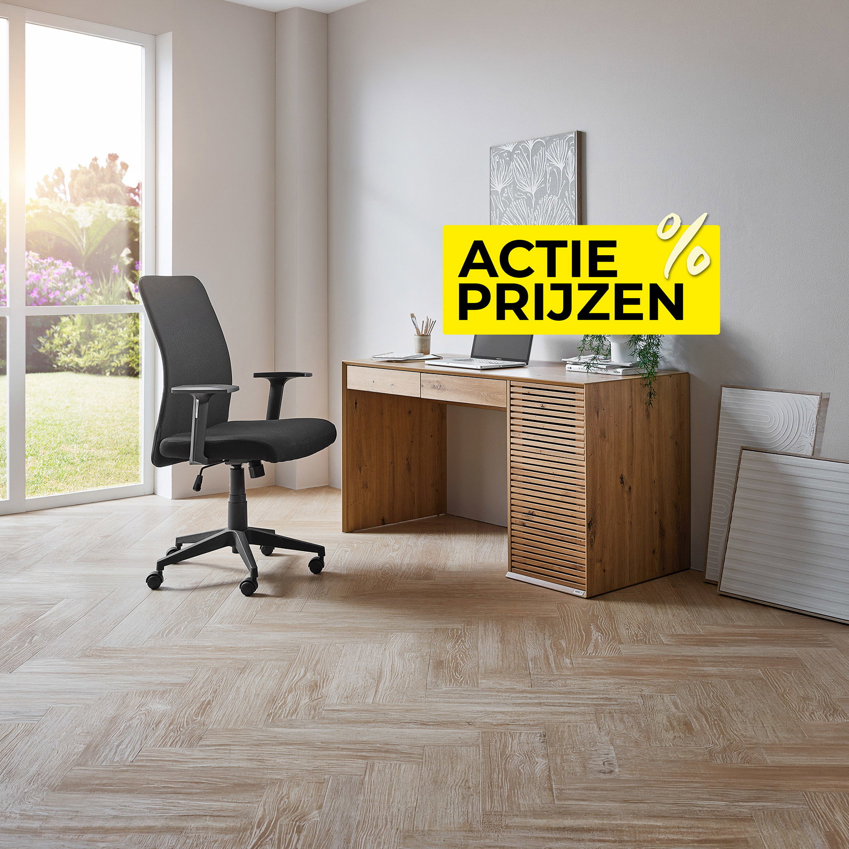 Modern houten bureau met bureaustoel in lichte thuiswerkplek, gele melding 'Actieprijzen %'.