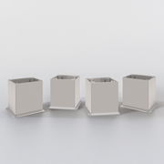 Vier quadratische Metallfüße für Unterschränke, aus frontaler Perspektive fotografiert.