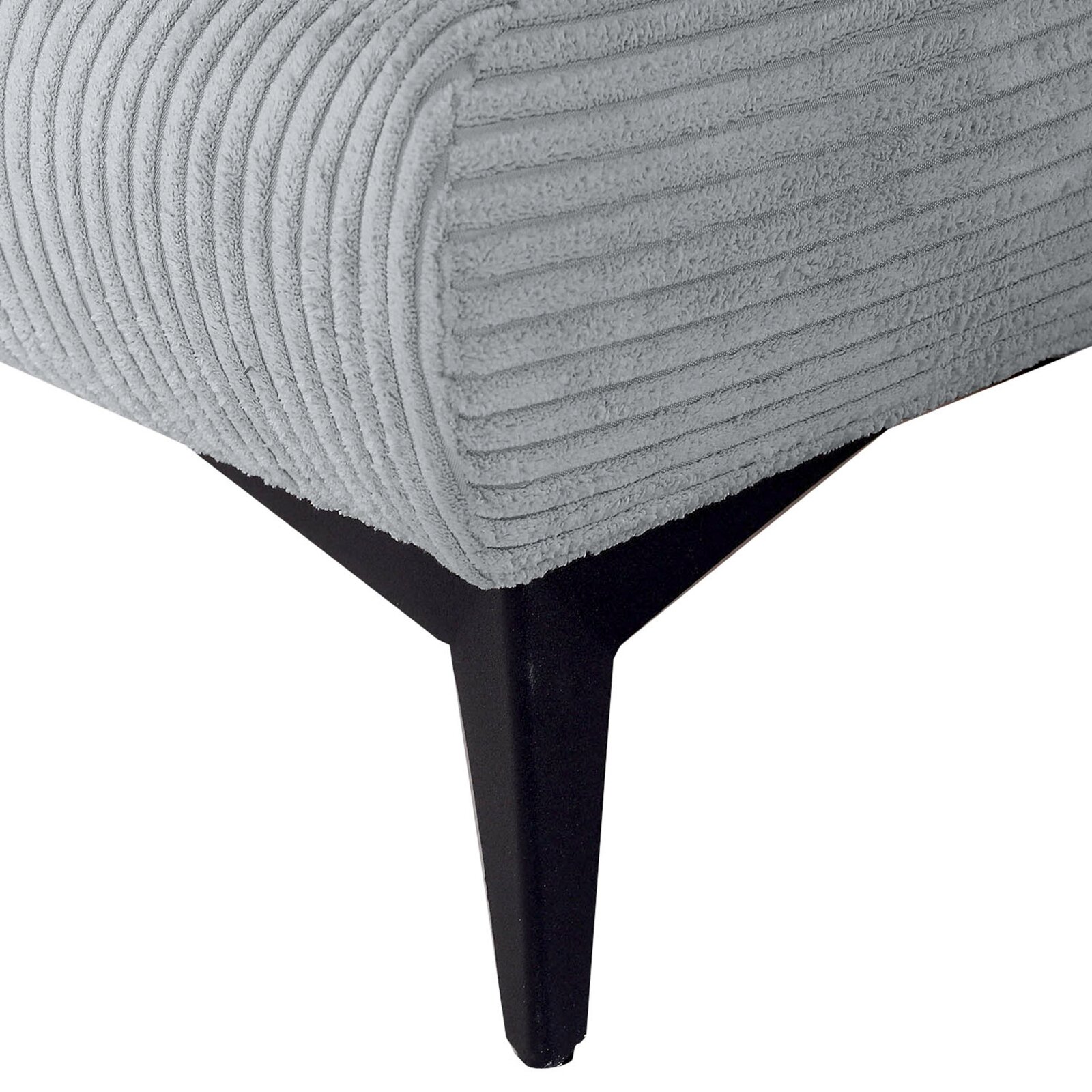 Close-up van een grijze functionele bank met geribbelde stoffen bekleding en een zwart metalen onderstel, gezien vanaf de zijkant