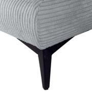 Close-up van een grijze functionele bank met geribbelde stoffen bekleding en een zwart metalen onderstel, gezien vanaf de zijkant