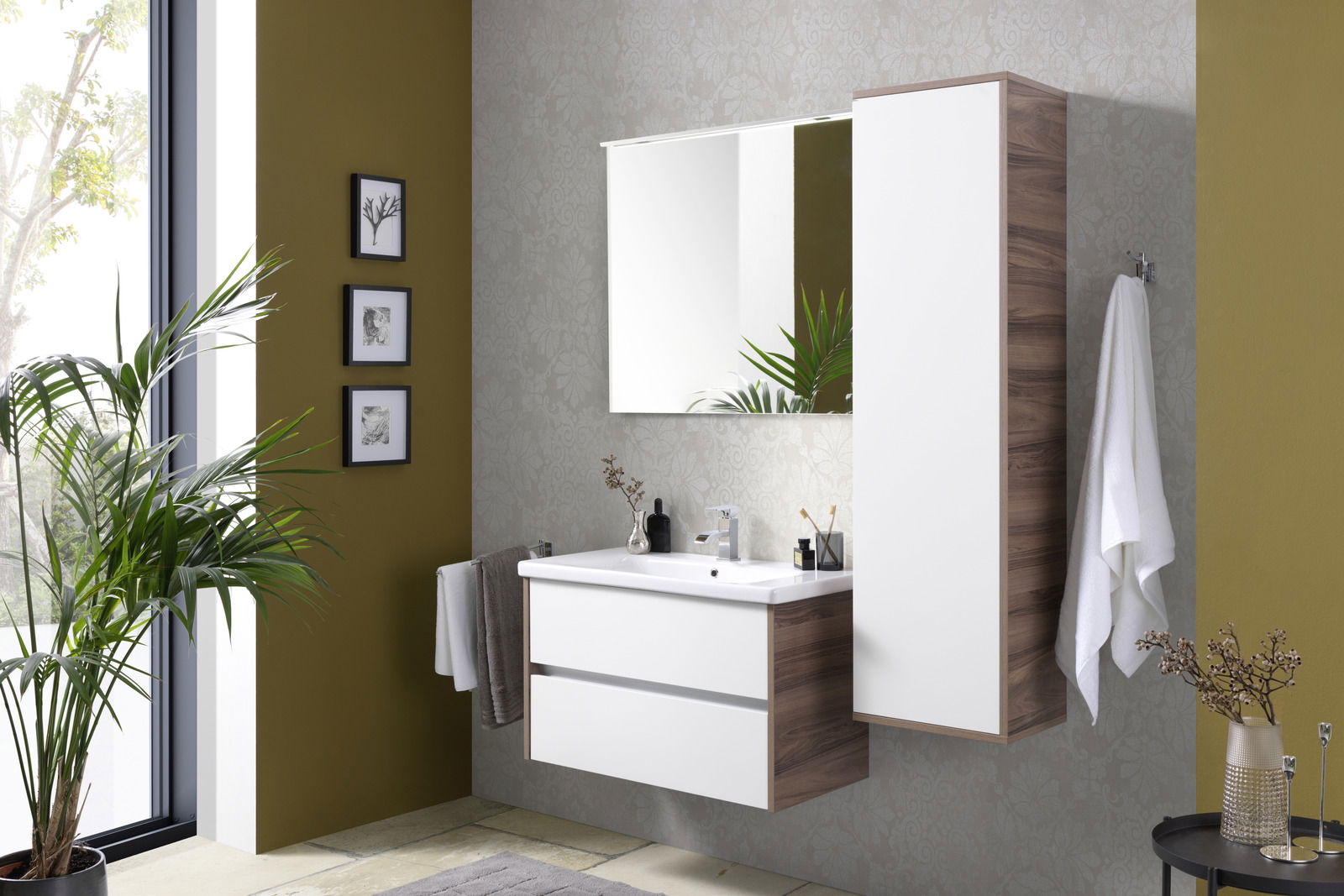 Moderner Hochschrank in einem stilvollen Badezimmer, Perspektive von vorne rechts