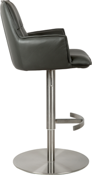Dunkelgrauer Barhocker mit gepolsterter Rückenlehne und Armlehnen, Sitz aus Lederoptik, höhenverstellbares Edelstahlgestell mit runder Bodenplatte und Fußstütze, Seitenansicht.