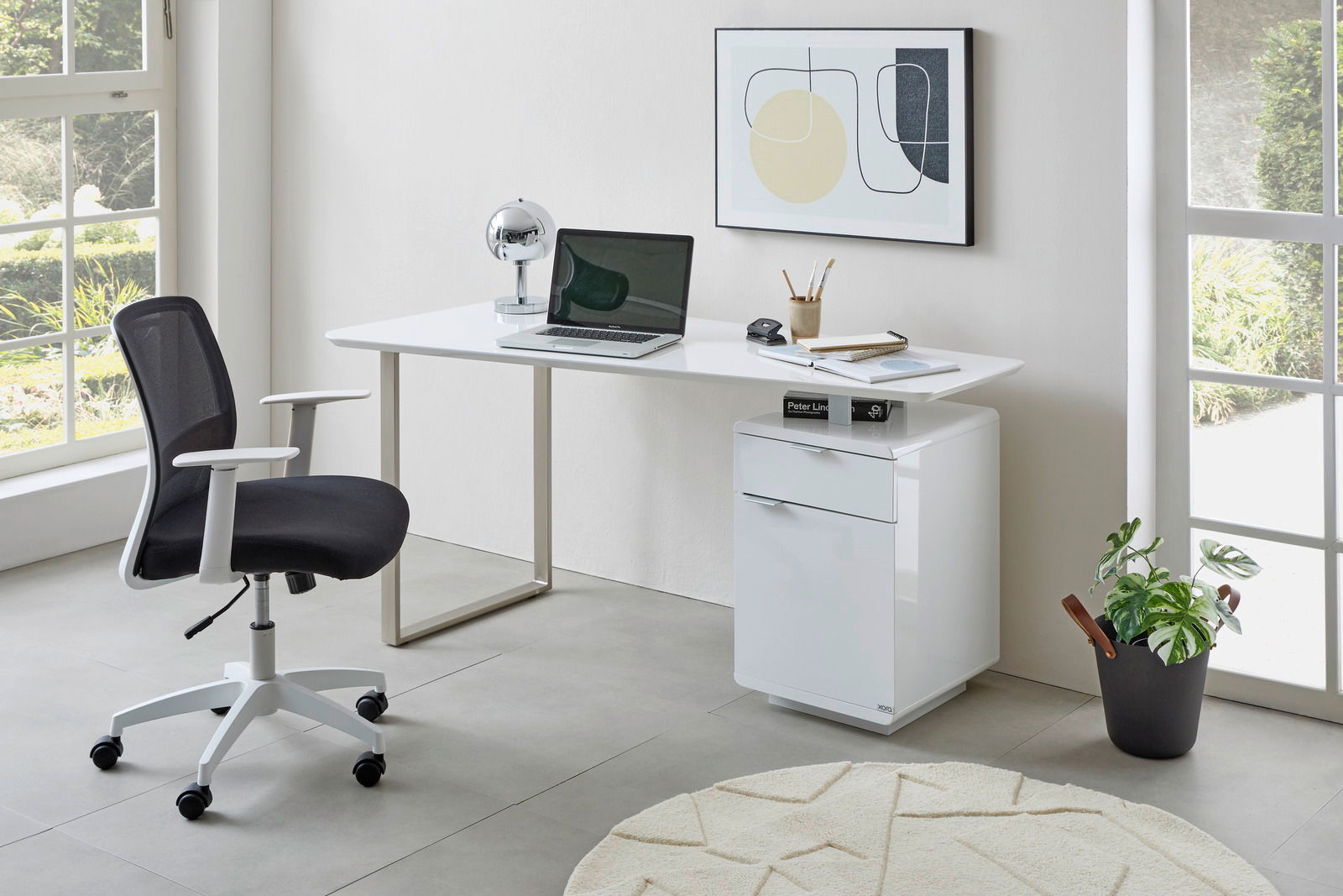 Moderner Drehstuhl in einem hellen Büro, seitliche Perspektive