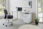 Moderner Drehstuhl in einem hellen Büro, seitliche Perspektive