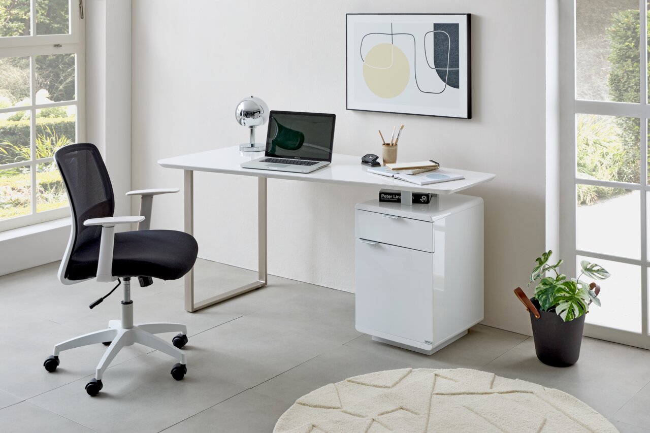 Moderner Drehstuhl in einem hellen Büro, seitliche Perspektive