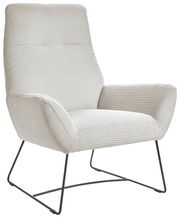 Moderner Sessel mit hellgrauem, geripptem Stoffbezug und schlanken Metallbeinen, seitliche Perspektive.