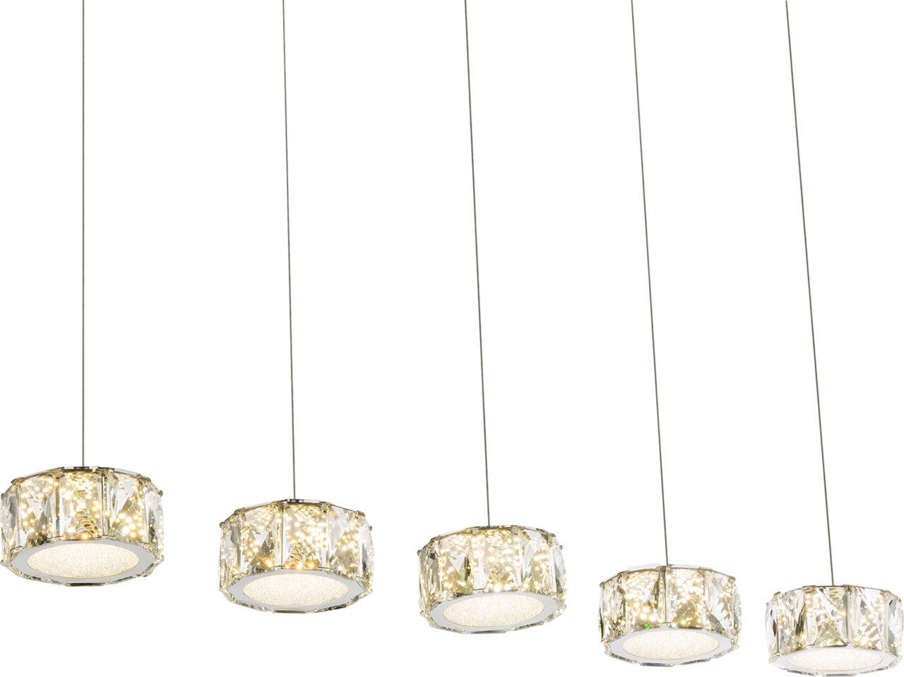 Fünf elegante Hängeleuchten mit kristallartigem Design, von unten betrachtet.