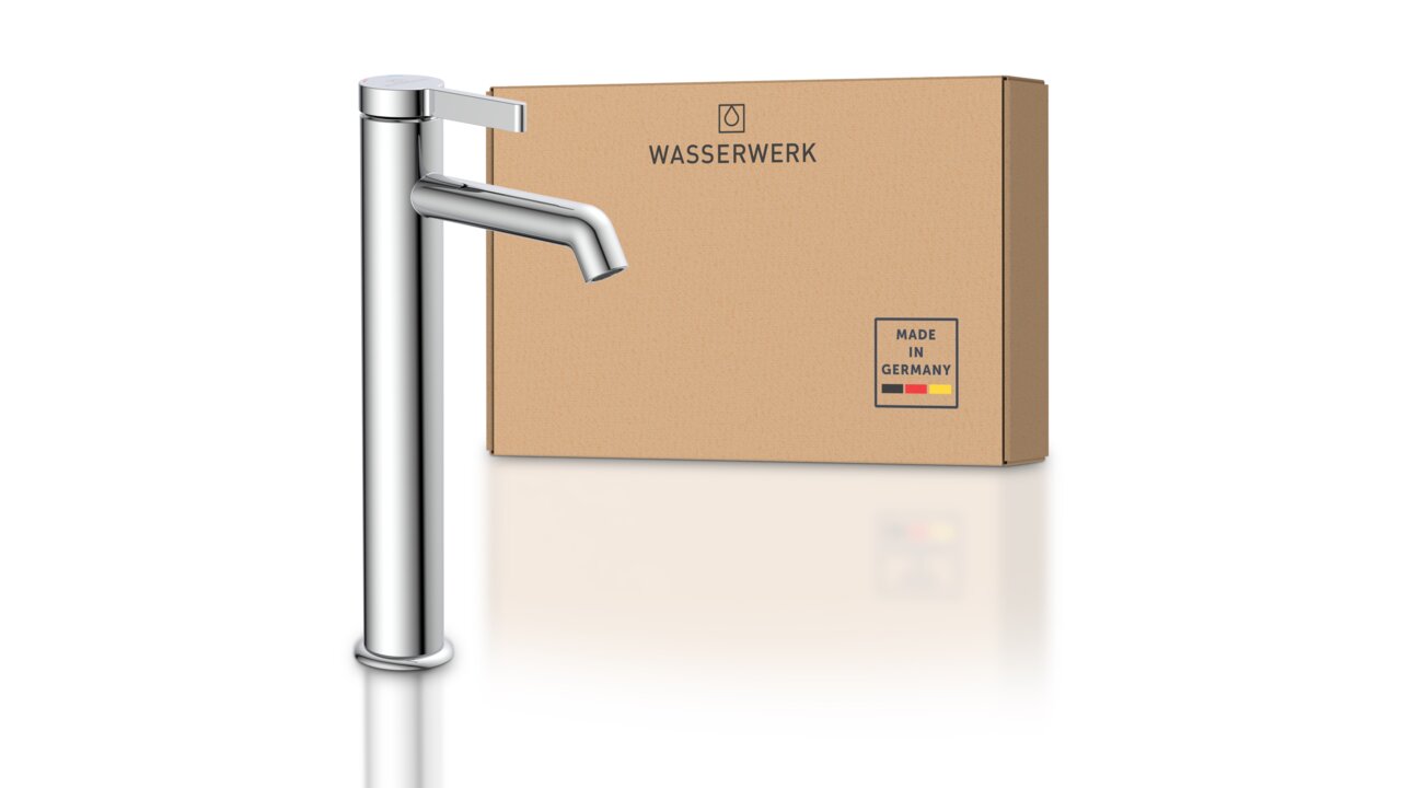 Moderne Waschtischarmatur aus glänzendem Chrom, seitliche Perspektive, mit Verpackung im Hintergrund, Made in Germany