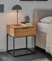 Moderne Nachtkommode aus Holz mit Metallgestell, seitliche Perspektive, dekoriert mit Tischlampe, Wecker und Büchern.