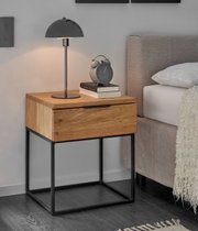 Moderne Nachtkommode aus Holz mit Metallgestell, seitliche Perspektive, dekoriert mit Tischlampe, Wecker und Büchern.