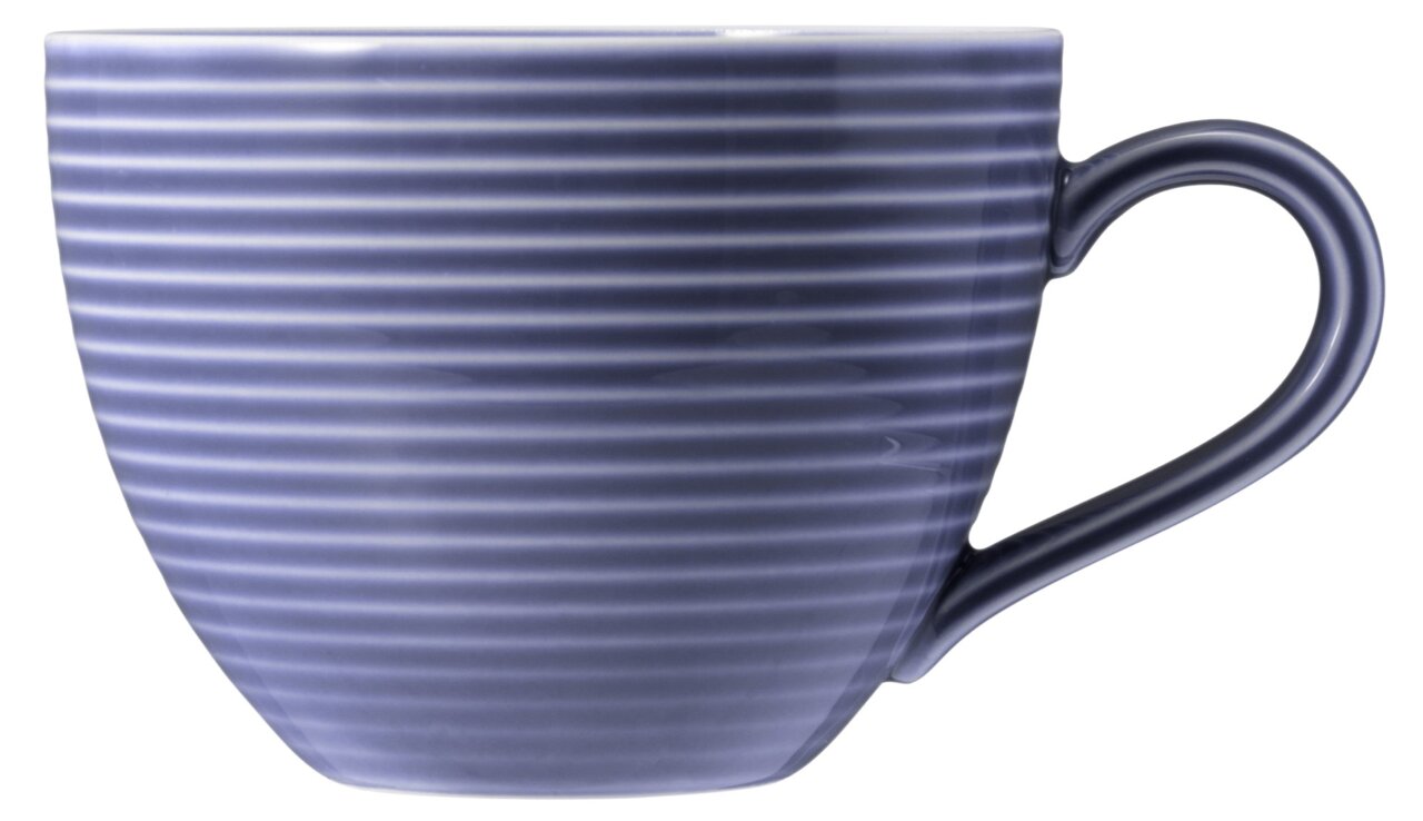 Seitliche Ansicht einer blauen Kaffeetasse mit horizontalen Streifen und Henkel.