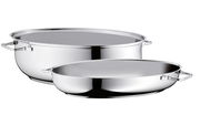 Zwei glänzende Edelstahlbräter mit Metalldeckel, seitliche Perspektive