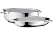 Zwei glänzende Edelstahlbräter mit Metalldeckel, seitliche Perspektive