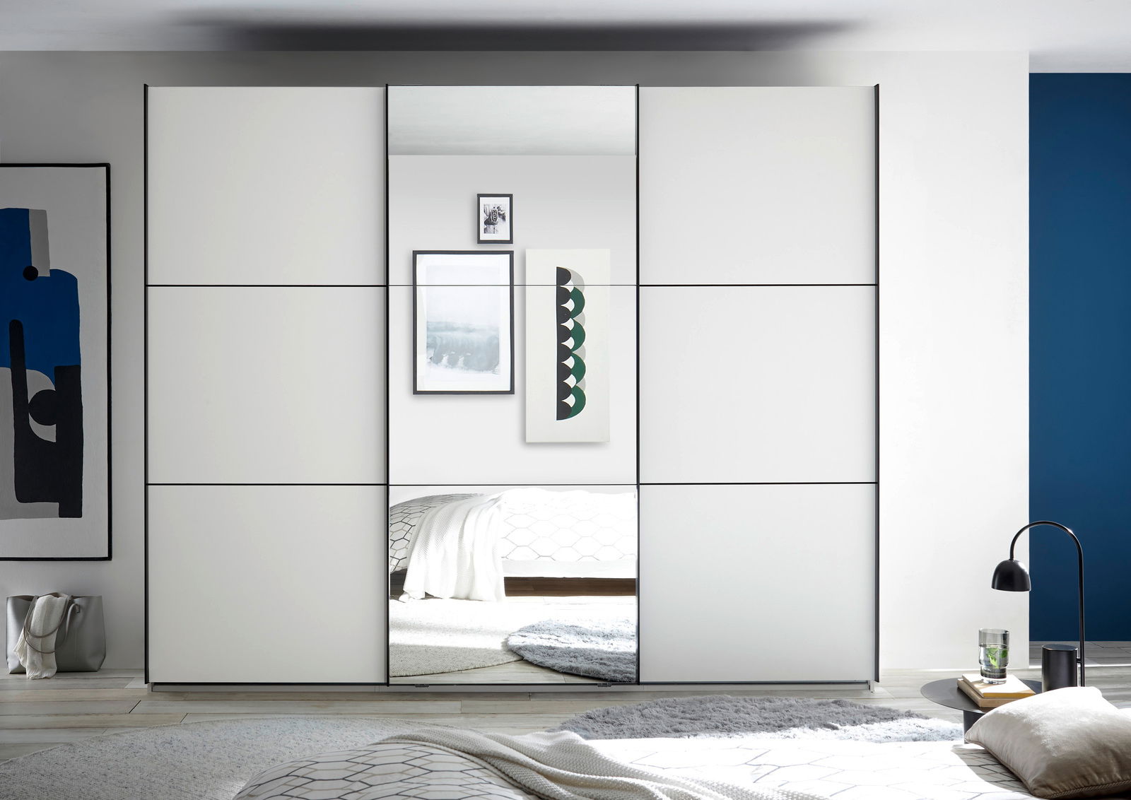 Moderner Schwebetürenschrank mit Spiegel in einem stilvoll eingerichteten Raum, Frontalansicht.