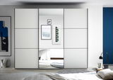 Moderner Schwebetürenschrank mit Spiegel in einem stilvoll eingerichteten Raum, Frontalansicht.