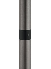 Nahaufnahme eines Teils der Stehleuchte ANDY mit metallischer Oberfläche und schwarzem Akzent.