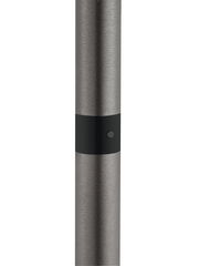 Nahaufnahme eines Teils der Stehleuchte ANDY mit metallischer Oberfläche und schwarzem Akzent.