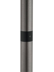 Nahaufnahme eines Teils der Stehleuchte ANDY mit metallischer Oberfläche und schwarzem Akzent.