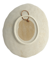 Rückseite eines ovalen, cremefarbenen Keramik-Wandtellers mit Craquelé-Glasur, mittigem Aufhänger und brauner Kordel, Draufsicht