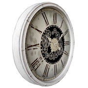 Wanduhr mit römischen Ziffern und sichtbarem Zahnradmechanismus, seitliche Perspektive