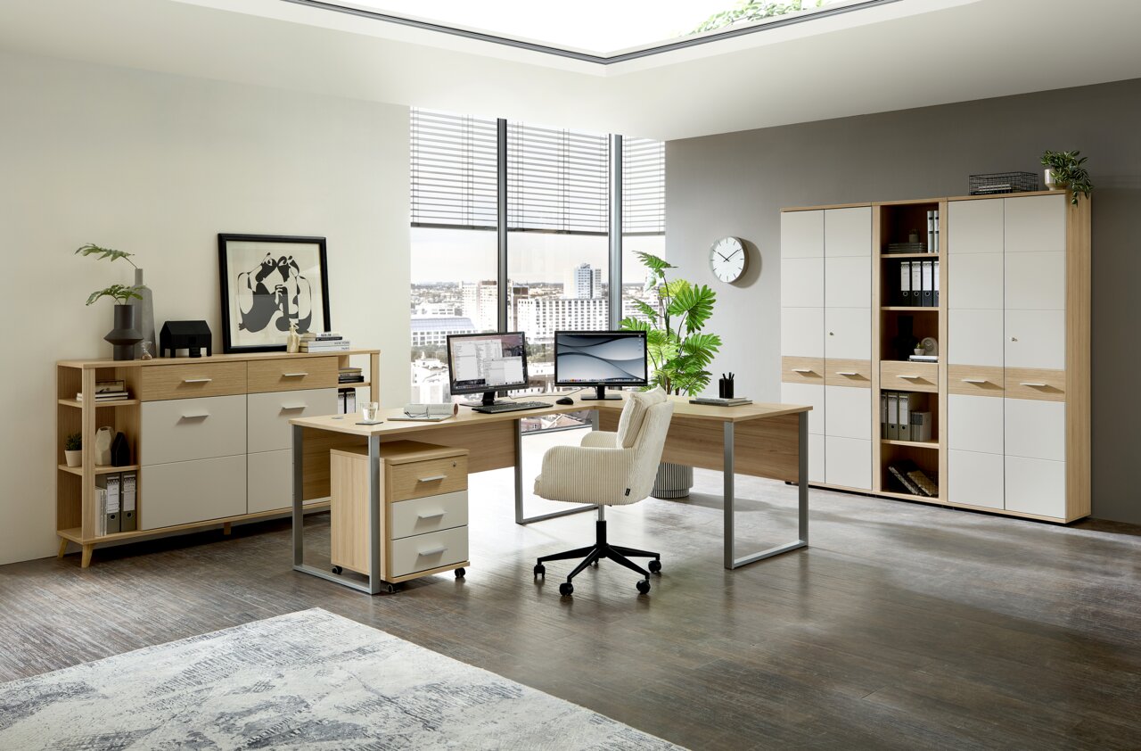 Stylife Winkelschreibtisch BASEL OFFICE Moderne Büroumgebung mit Winkelschreibtisch, Rollcontainer und Aktenschränken in heller Holzoptik, seitliche Perspektive.