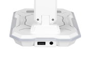 Weiße technische Gerätebasis mit USB-Anschluss und rundem Stromanschluss, Nahaufnahme von vorne/unten